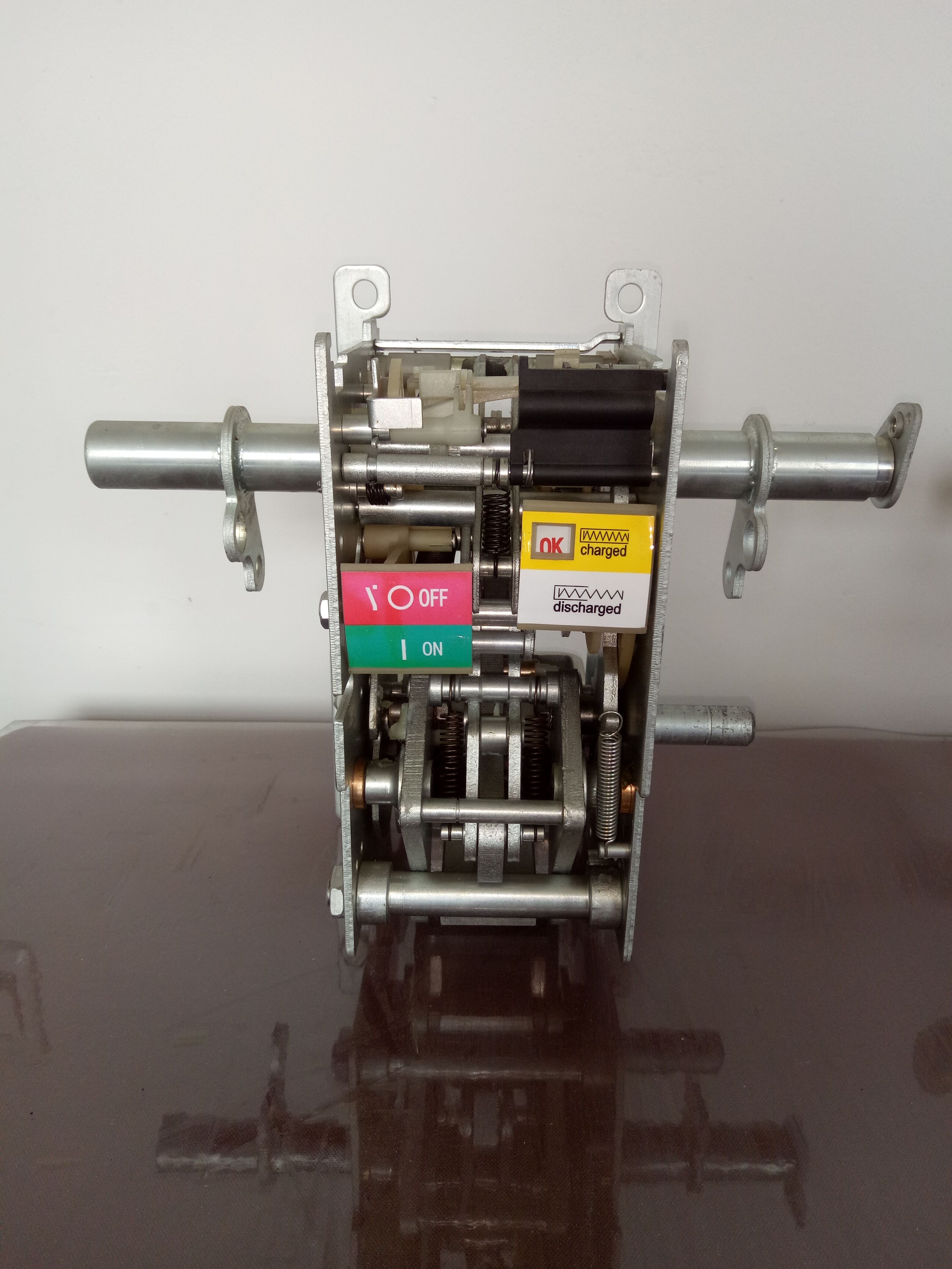 DW60機(jī)構(gòu)2500A三級.jpg